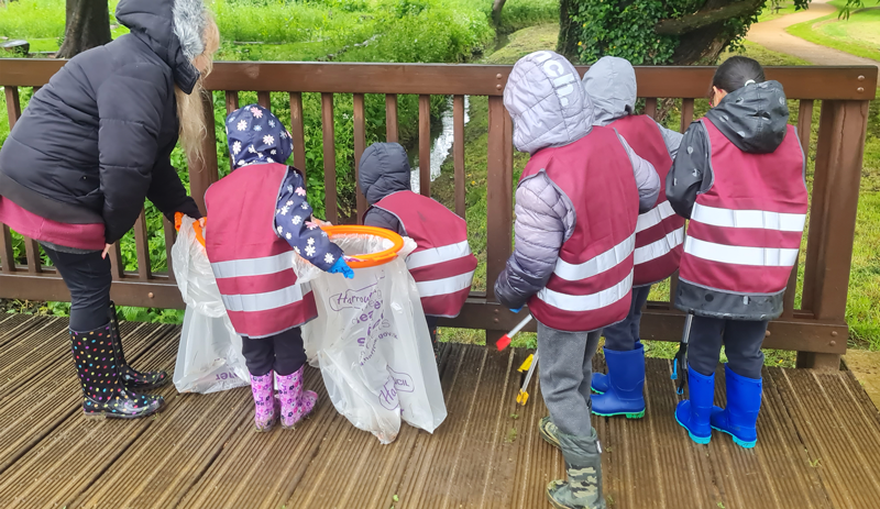 Pinner Park pupils collecting litter at Headstone Manor Park